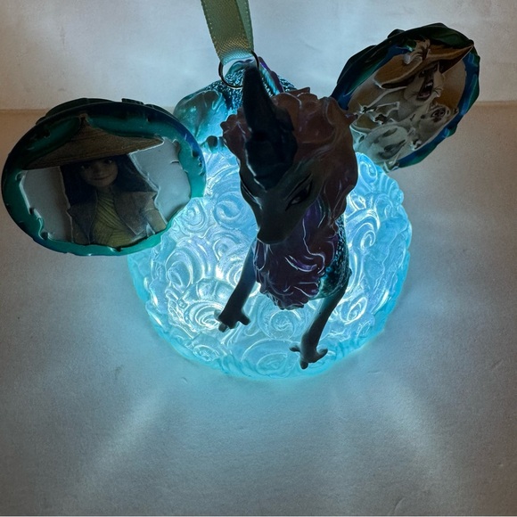 NWT. Disney Raya and the Last Dragon Light-Up Living Magic SketchbookOrnament - Picture 11 of 14